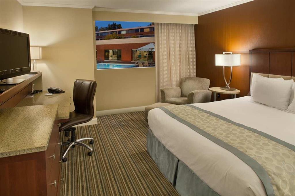 Doubletree By Hilton Akron Fairlawn Room photo